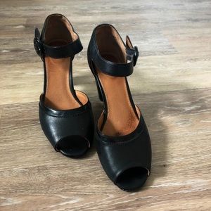 Clark’s artisan pumps sz 8M